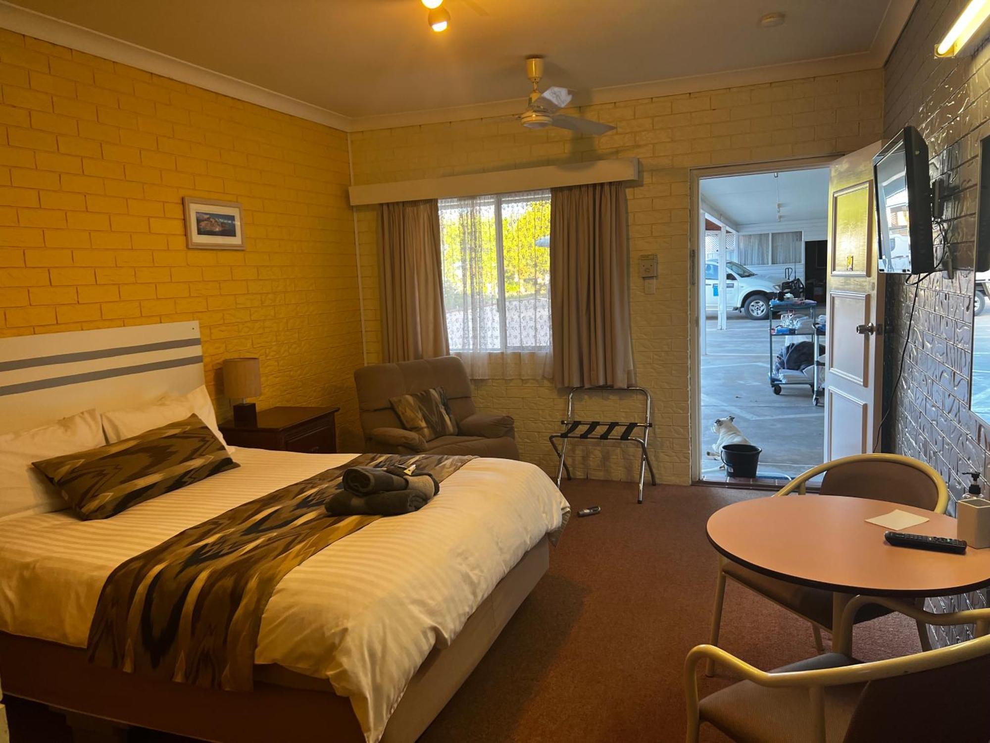 Jillaroo Motor Inn 格伦因尼斯 外观 照片